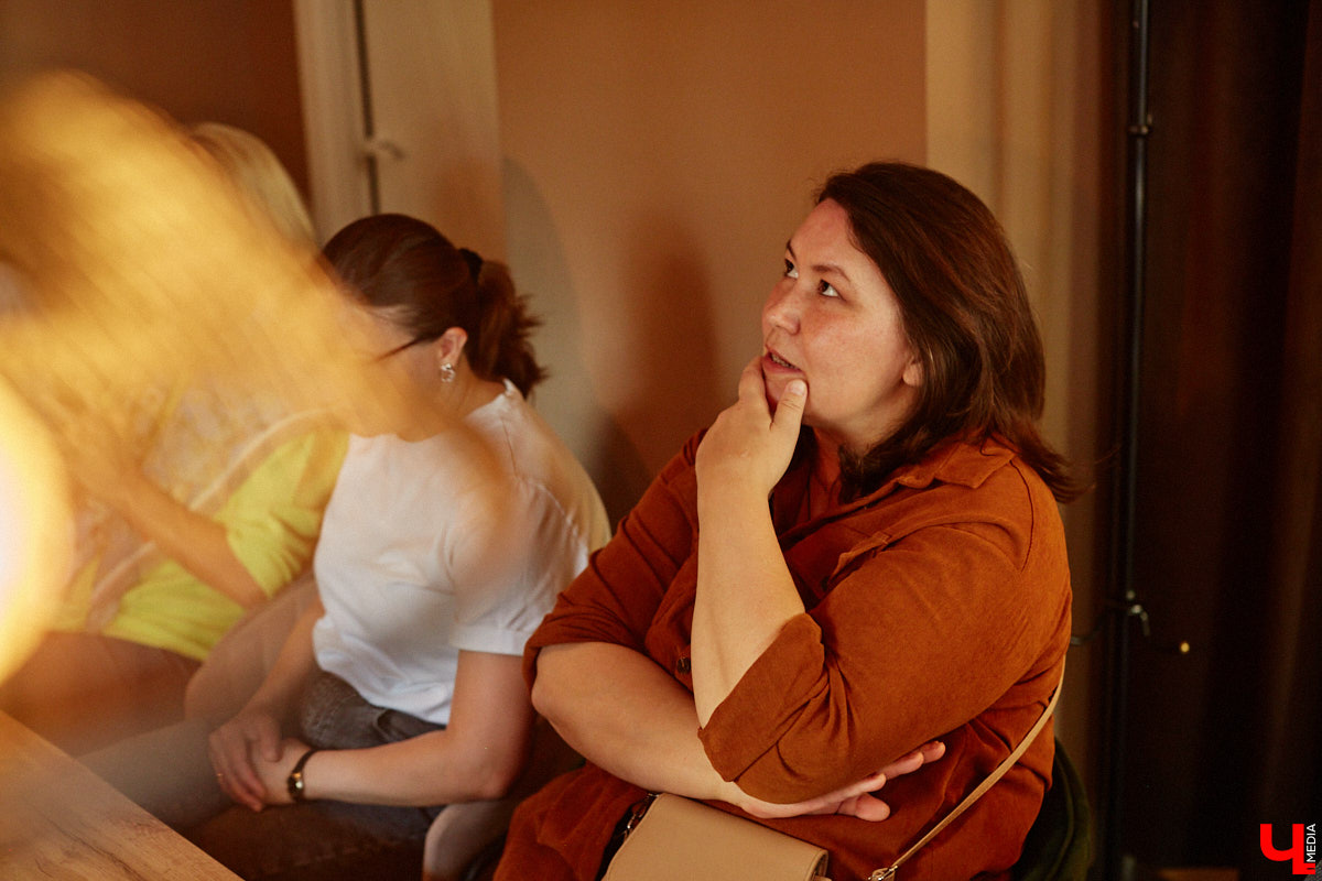 Несколько раз в месяц в маленькой кофейне собирается группа людей. Все они разных возрастов и профессий, а объединяет их одно — любовь к литературе. Так из небольшого читающего сообщества образовалась настоящая семья. «Домочадцы» — участники проекта «Книжный движ». За порядком в нем следят три неизменных куратора: Софья Телялина, Иван Голубев и Ирина Дубиневич.