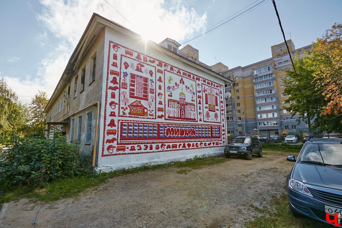 Завершающим штрихом пятого юбилейного фестиваля уличного искусства «Загфест» стали арты локальных райтеров. Ранее областной столице подарили 12 ярких муралов приезжие художники. Еще две работы недавно закончили местные авторы: Никита Куир и Мишкин. Их творения символично расположились друг напротив друга.