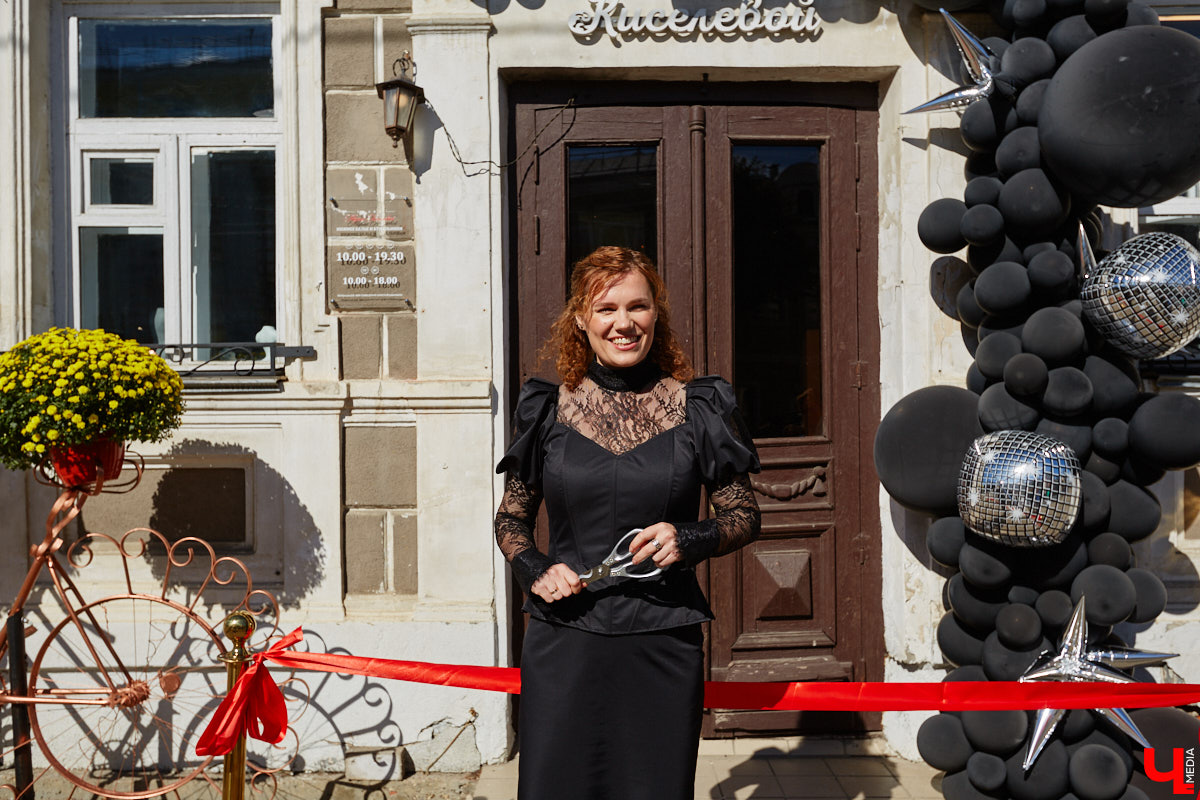 Салон «Танго» стал еще больше и доступнее для клиентов. Новое место для своего детища брафиттер Мария Киселева нашла в историческом центре Владимира. «Ключ-Медиа» побывал на открытии магазина и узнал, почему именно эта локация оказалась наиболее подходящей в глазах мастера по подбору идеального нижнего белья.