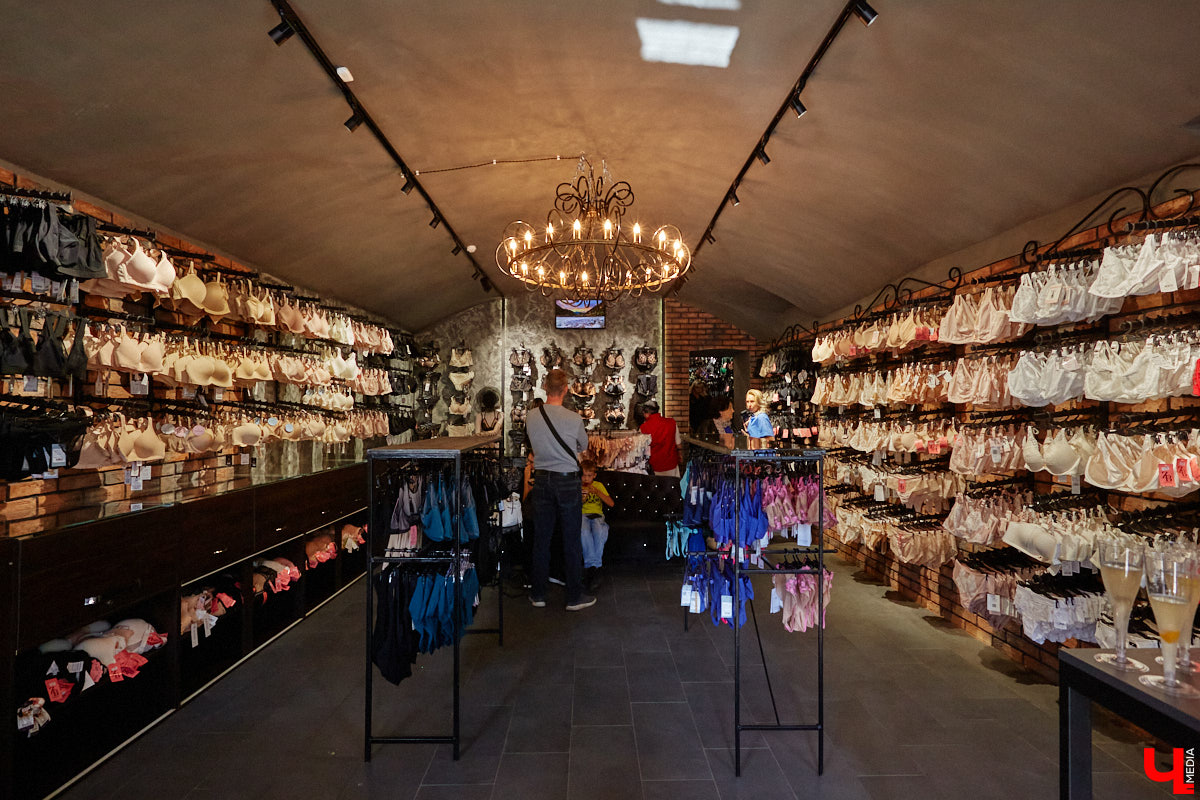 Салон «Танго» стал еще больше и доступнее для клиентов. Новое место для своего детища брафиттер Мария Киселева нашла в историческом центре Владимира. «Ключ-Медиа» побывал на открытии магазина и узнал, почему именно эта локация оказалась наиболее подходящей в глазах мастера по подбору идеального нижнего белья.