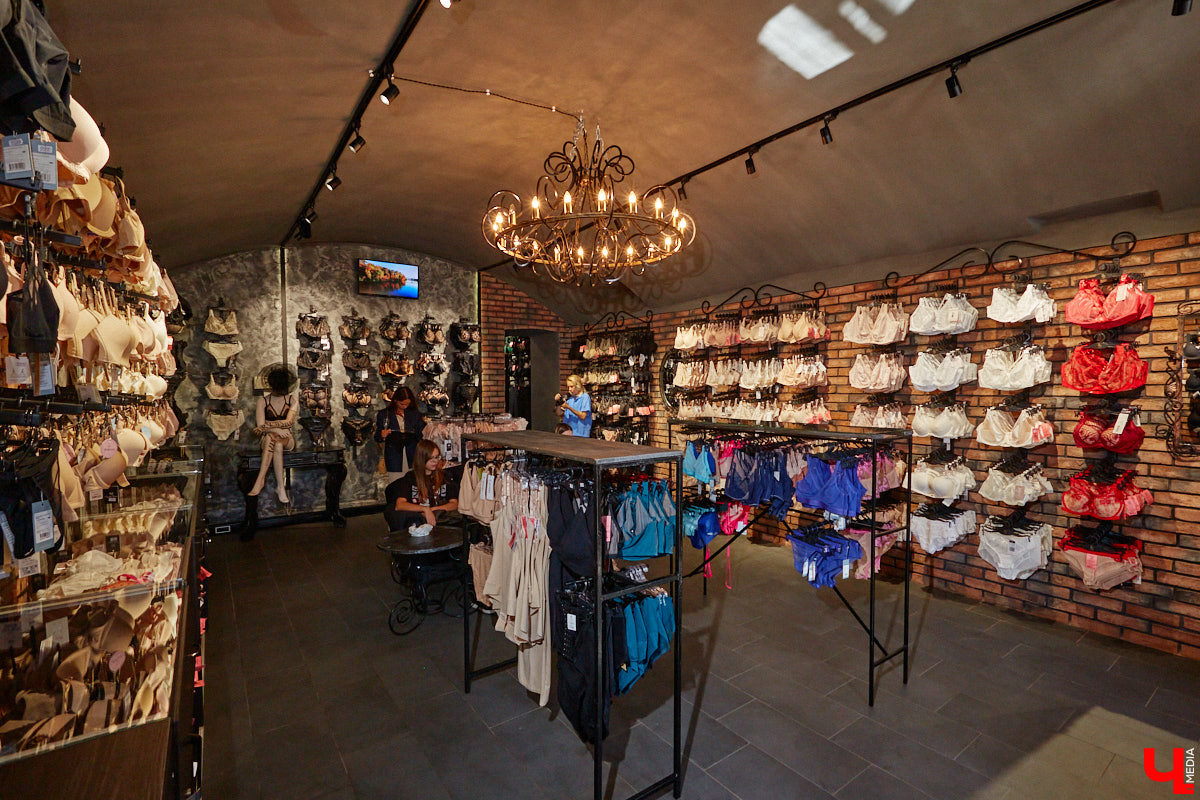 Салон «Танго» стал еще больше и доступнее для клиентов. Новое место для своего детища брафиттер Мария Киселева нашла в историческом центре Владимира. «Ключ-Медиа» побывал на открытии магазина и узнал, почему именно эта локация оказалась наиболее подходящей в глазах мастера по подбору идеального нижнего белья.