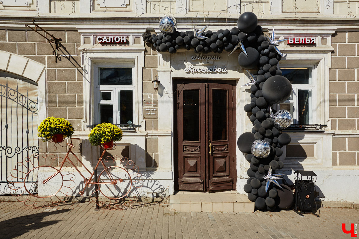 Салон «Танго» стал еще больше и доступнее для клиентов. Новое место для своего детища брафиттер Мария Киселева нашла в историческом центре Владимира. «Ключ-Медиа» побывал на открытии магазина и узнал, почему именно эта локация оказалась наиболее подходящей в глазах мастера по подбору идеального нижнего белья.