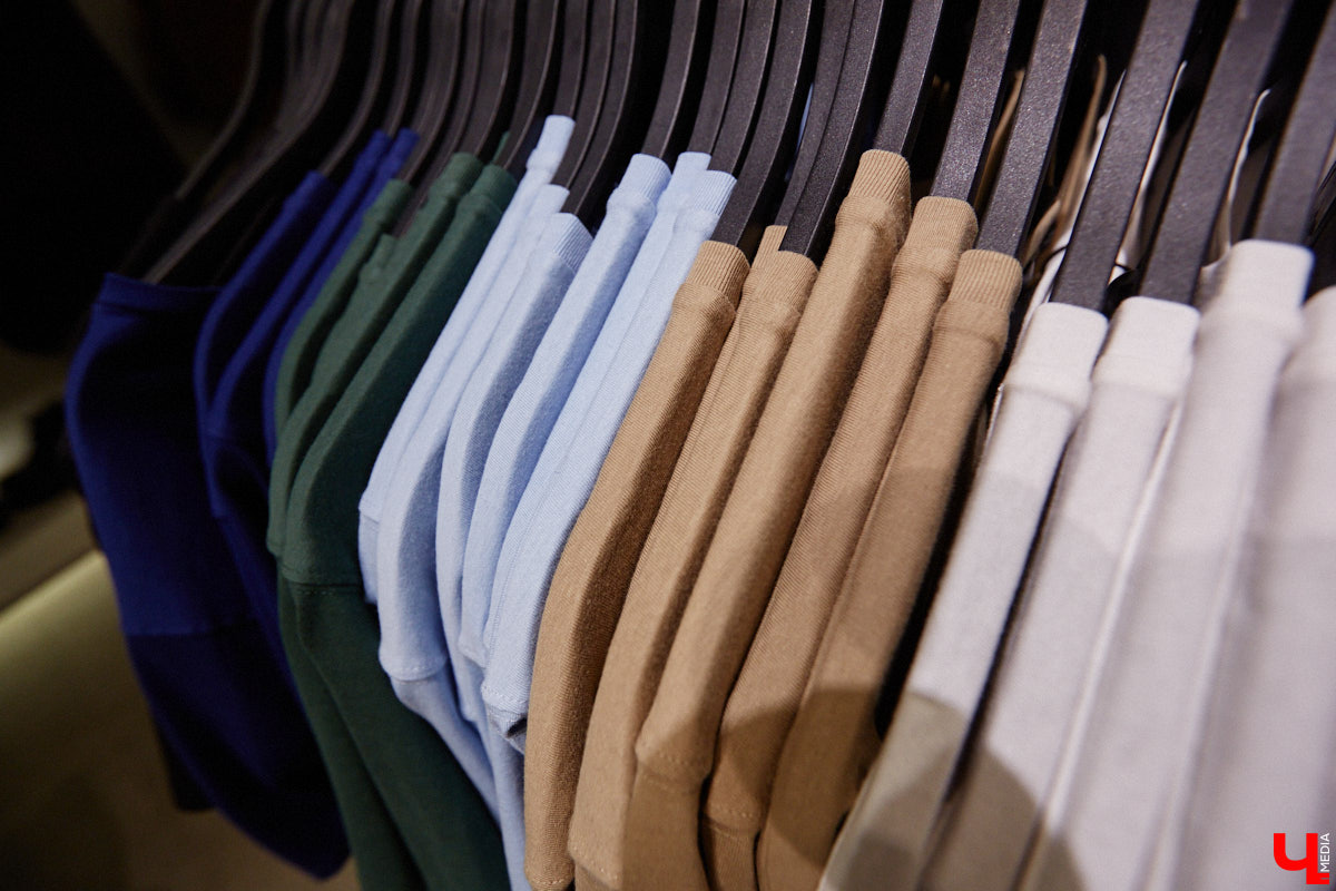 С появлением желтых листьев на деревьях пришла пора задуматься о гардеробе на осень этого года. И не только прекрасному полу! Парням тоже есть что взять на заметку, дабы выглядеть стильно. Составить стильный мужской гардероб на все случаи жизни «Ключ-Медиа» помогла фешен-эксперт Любава Соколова.