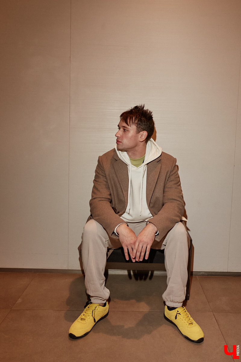 С появлением желтых листьев на деревьях пришла пора задуматься о гардеробе на осень этого года. И не только прекрасному полу! Парням тоже есть что взять на заметку, дабы выглядеть стильно. Составить стильный мужской гардероб на все случаи жизни «Ключ-Медиа» помогла фешен-эксперт Любава Соколова.