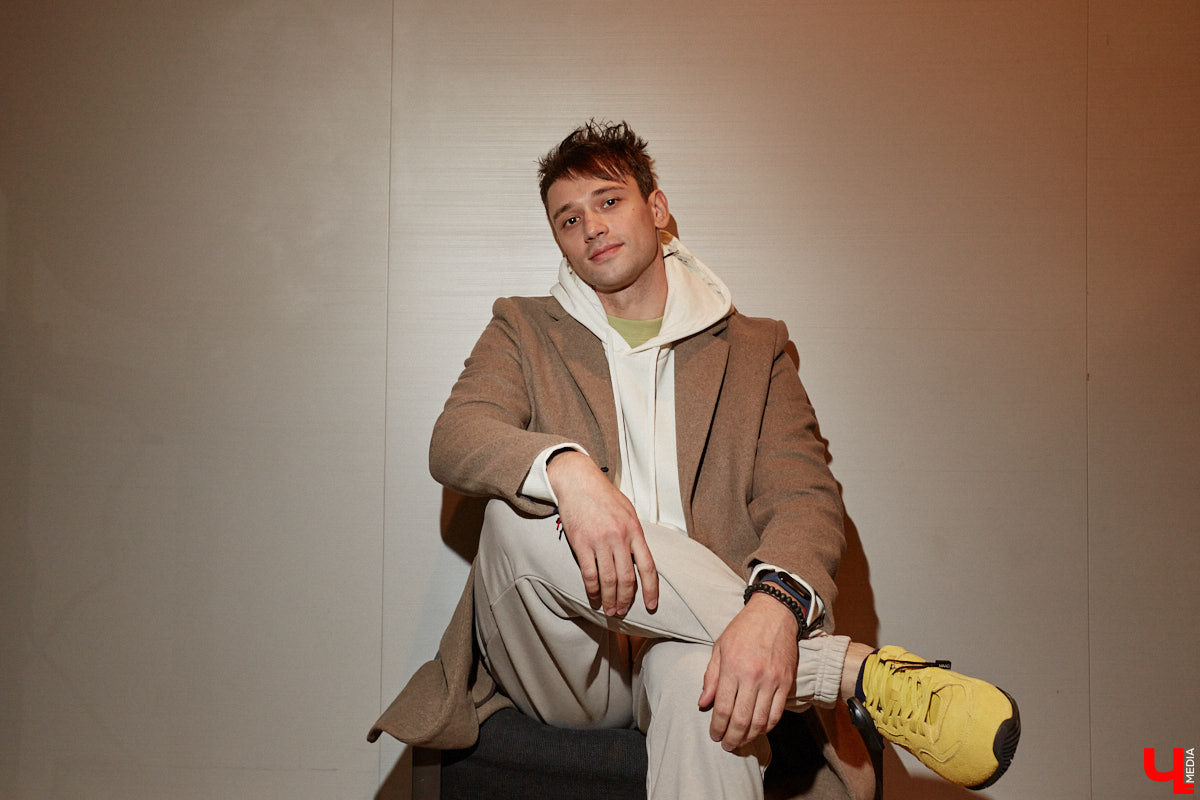 С появлением желтых листьев на деревьях пришла пора задуматься о гардеробе на осень этого года. И не только прекрасному полу! Парням тоже есть что взять на заметку, дабы выглядеть стильно. Составить стильный мужской гардероб на все случаи жизни «Ключ-Медиа» помогла фешен-эксперт Любава Соколова.