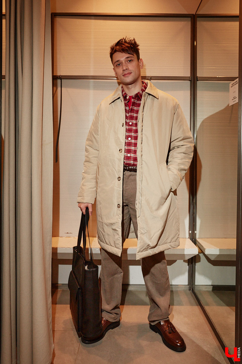 С появлением желтых листьев на деревьях пришла пора задуматься о гардеробе на осень этого года. И не только прекрасному полу! Парням тоже есть что взять на заметку, дабы выглядеть стильно. Составить стильный мужской гардероб на все случаи жизни «Ключ-Медиа» помогла фешен-эксперт Любава Соколова.