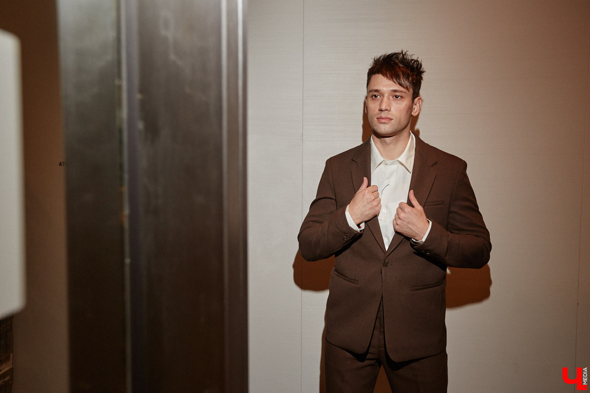 С появлением желтых листьев на деревьях пришла пора задуматься о гардеробе на осень этого года. И не только прекрасному полу! Парням тоже есть что взять на заметку, дабы выглядеть стильно. Составить стильный мужской гардероб на все случаи жизни «Ключ-Медиа» помогла фешен-эксперт Любава Соколова.