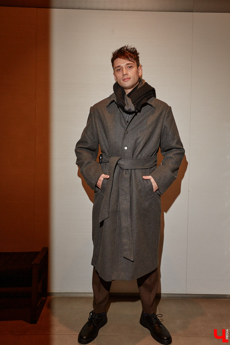 С появлением желтых листьев на деревьях пришла пора задуматься о гардеробе на осень этого года. И не только прекрасному полу! Парням тоже есть что взять на заметку, дабы выглядеть стильно. Составить стильный мужской гардероб на все случаи жизни «Ключ-Медиа» помогла фешен-эксперт Любава Соколова.