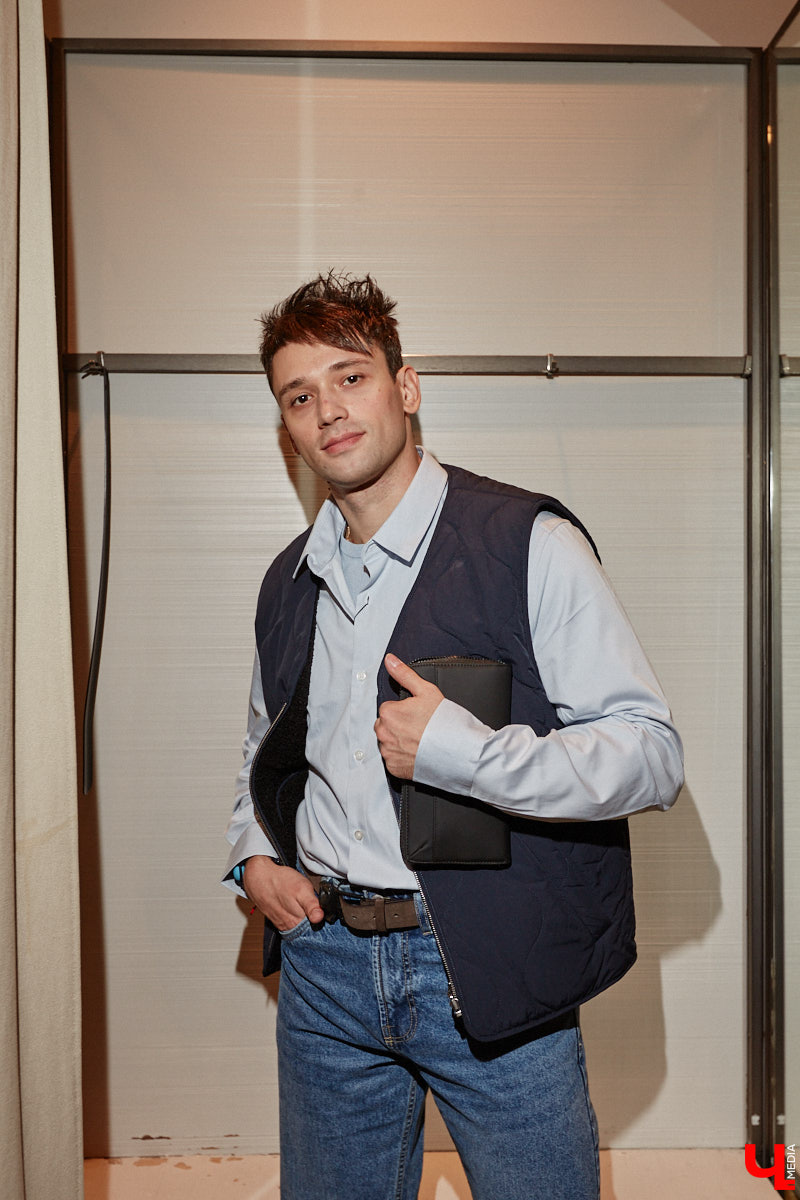 С появлением желтых листьев на деревьях пришла пора задуматься о гардеробе на осень этого года. И не только прекрасному полу! Парням тоже есть что взять на заметку, дабы выглядеть стильно. Составить стильный мужской гардероб на все случаи жизни «Ключ-Медиа» помогла фешен-эксперт Любава Соколова.