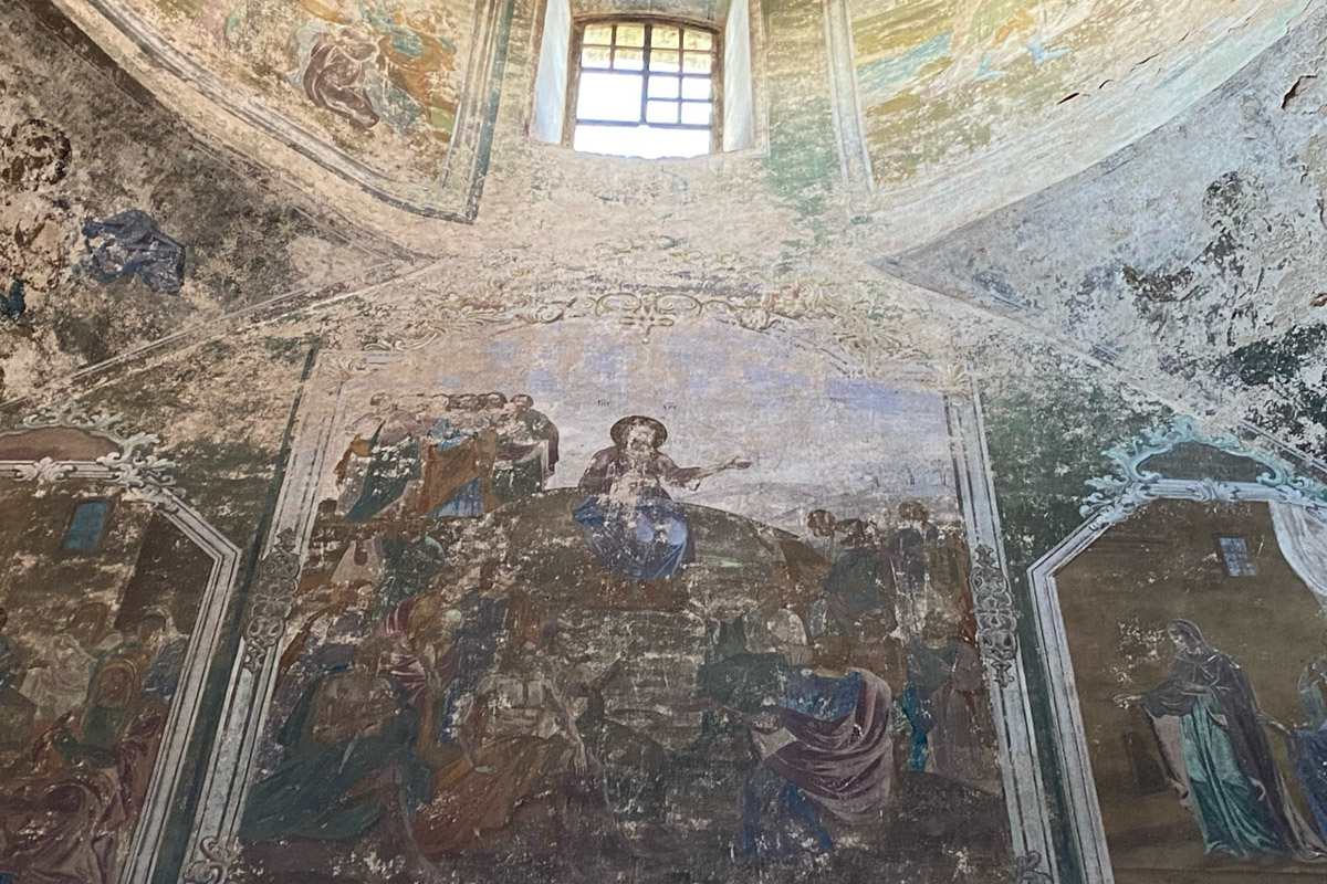 Сентябрь в этом году маскируется под июль, особенно в дневные часы. Идеально для коротких сплавов на сапбордах! Тем более если есть повод попасть по воде туда, куда не добраться по суше! Владимирские путешественники не только вдоволь насладились исконно русскими пейзажами, но и обнаружили на левом берегу Нерли затерянный в Суздальском ополье сельский театр.