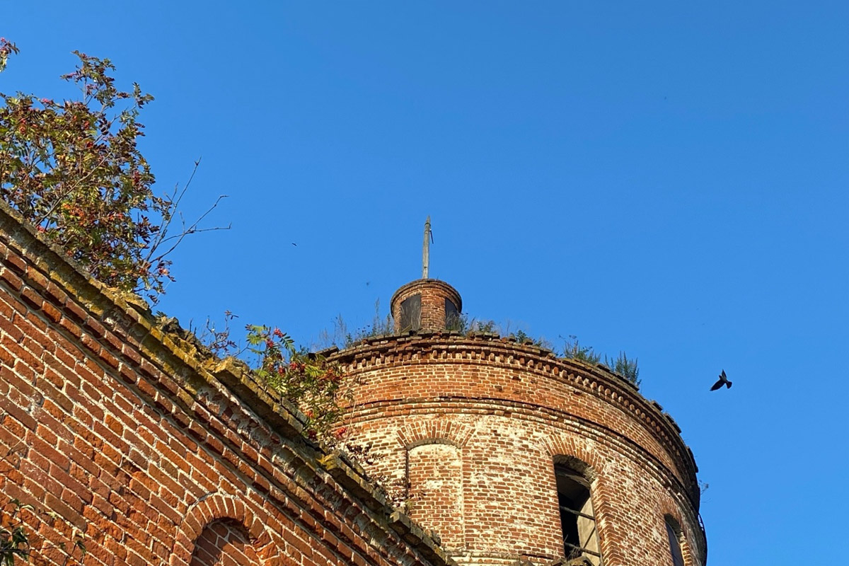 Сентябрь в этом году маскируется под июль, особенно в дневные часы. Идеально для коротких сплавов на сапбордах! Тем более если есть повод попасть по воде туда, куда не добраться по суше! Владимирские путешественники не только вдоволь насладились исконно русскими пейзажами, но и обнаружили на левом берегу Нерли затерянный в Суздальском ополье сельский театр.