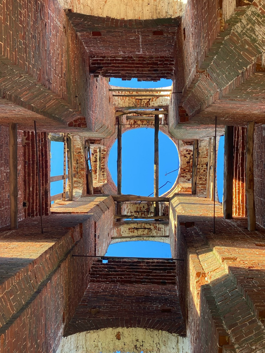 Сентябрь в этом году маскируется под июль, особенно в дневные часы. Идеально для коротких сплавов на сапбордах! Тем более если есть повод попасть по воде туда, куда не добраться по суше! Владимирские путешественники не только вдоволь насладились исконно русскими пейзажами, но и обнаружили на левом берегу Нерли затерянный в Суздальском ополье сельский театр.