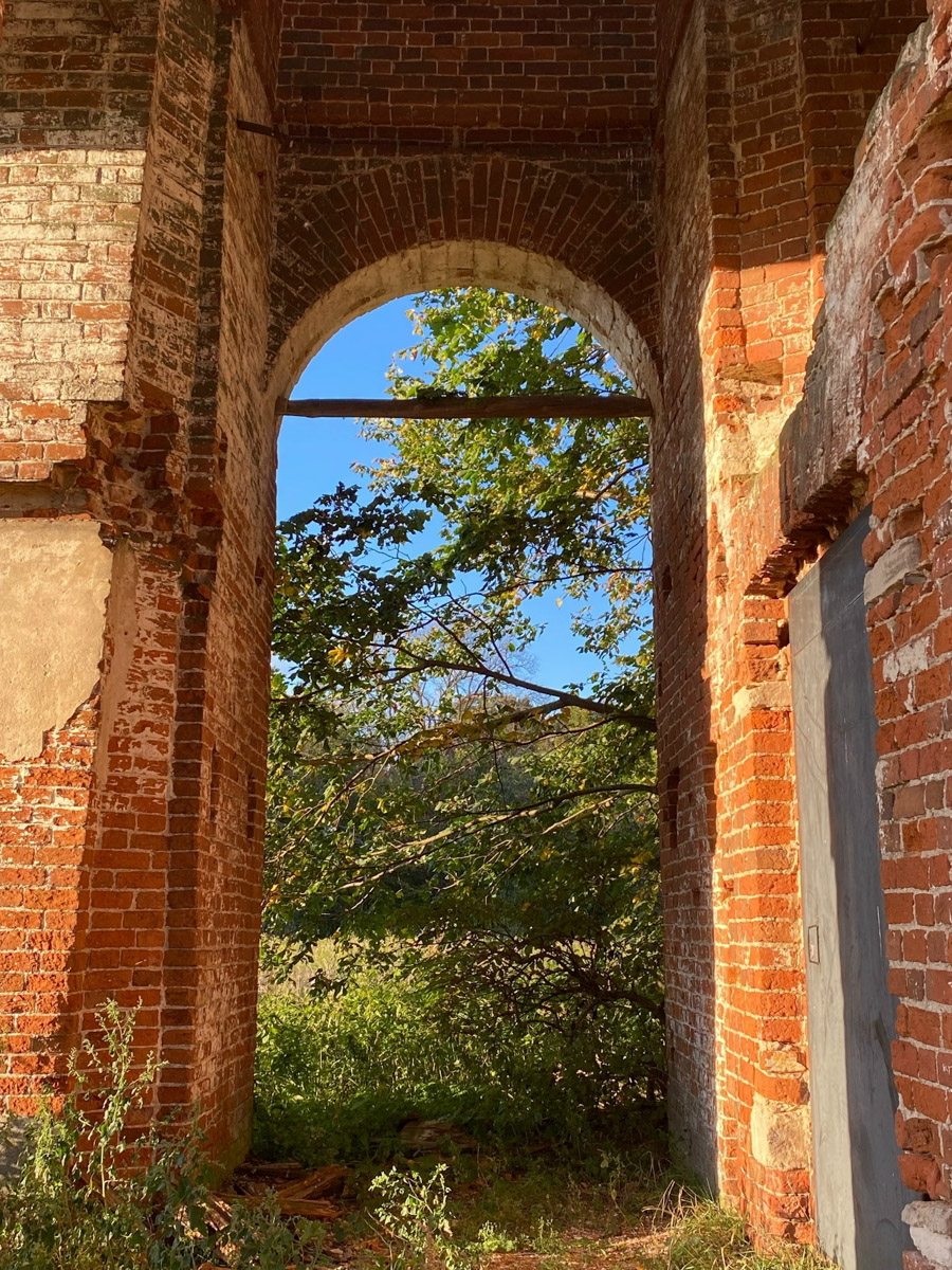 Сентябрь в этом году маскируется под июль, особенно в дневные часы. Идеально для коротких сплавов на сапбордах! Тем более если есть повод попасть по воде туда, куда не добраться по суше! Владимирские путешественники не только вдоволь насладились исконно русскими пейзажами, но и обнаружили на левом берегу Нерли затерянный в Суздальском ополье сельский театр.