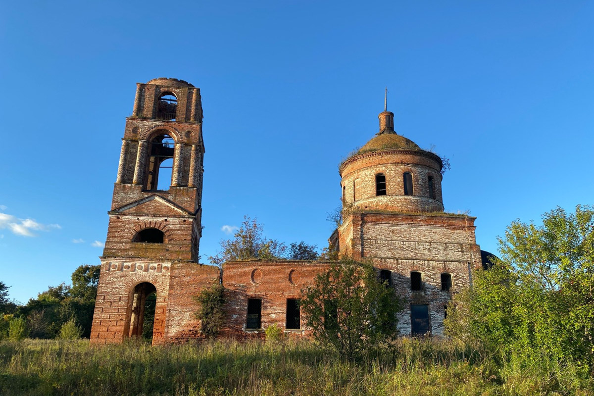 Сентябрь в этом году маскируется под июль, особенно в дневные часы. Идеально для коротких сплавов на сапбордах! Тем более если есть повод попасть по воде туда, куда не добраться по суше! Владимирские путешественники не только вдоволь насладились исконно русскими пейзажами, но и обнаружили на левом берегу Нерли затерянный в Суздальском ополье сельский театр.