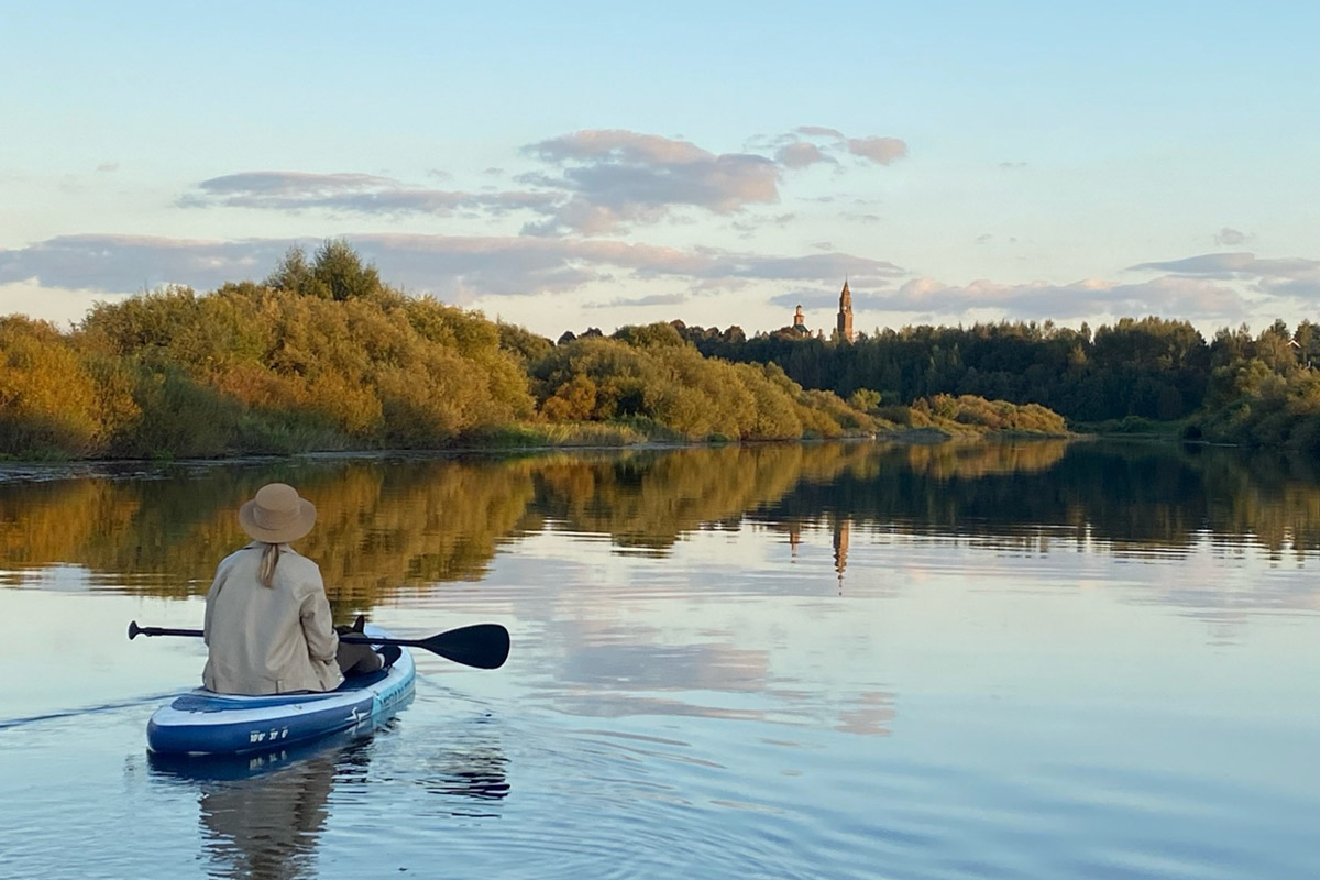 Сентябрь в этом году маскируется под июль, особенно в дневные часы. Идеально для коротких сплавов на сапбордах! Тем более если есть повод попасть по воде туда, куда не добраться по суше! Владимирские путешественники не только вдоволь насладились исконно русскими пейзажами, но и обнаружили на левом берегу Нерли затерянный в Суздальском ополье сельский театр.