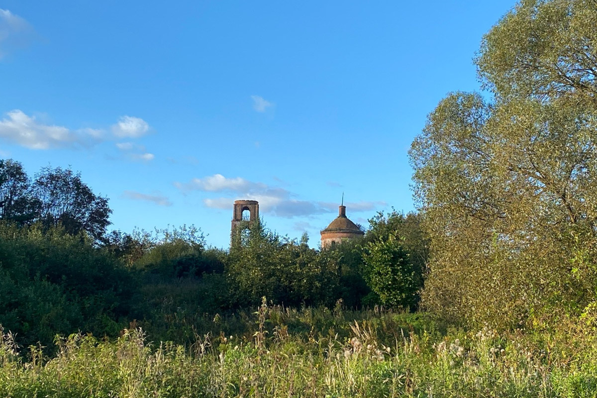Сентябрь в этом году маскируется под июль, особенно в дневные часы. Идеально для коротких сплавов на сапбордах! Тем более если есть повод попасть по воде туда, куда не добраться по суше! Владимирские путешественники не только вдоволь насладились исконно русскими пейзажами, но и обнаружили на левом берегу Нерли затерянный в Суздальском ополье сельский театр.