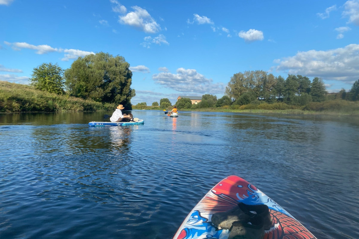 Сентябрь в этом году маскируется под июль, особенно в дневные часы. Идеально для коротких сплавов на сапбордах! Тем более если есть повод попасть по воде туда, куда не добраться по суше! Владимирские путешественники не только вдоволь насладились исконно русскими пейзажами, но и обнаружили на левом берегу Нерли затерянный в Суздальском ополье сельский театр.