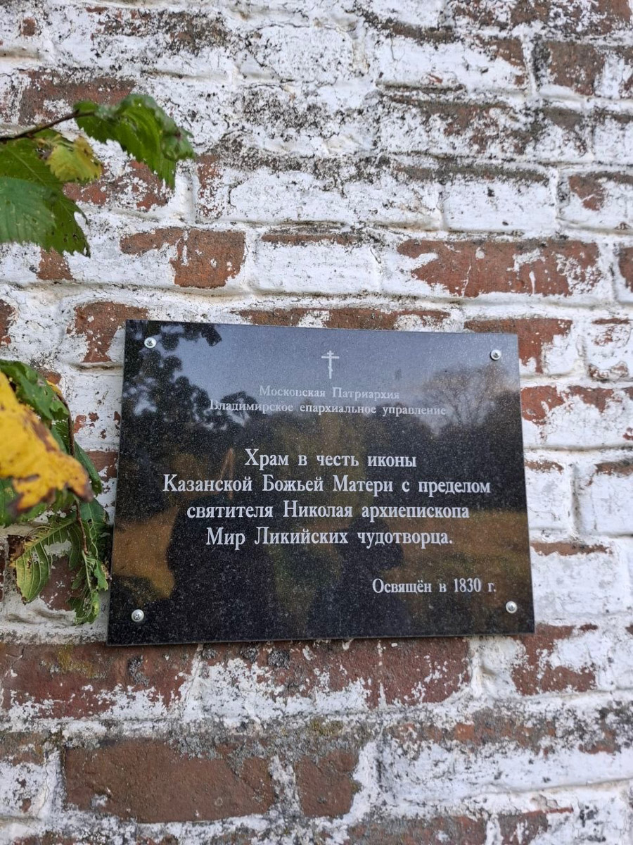 Сентябрь в этом году маскируется под июль, особенно в дневные часы. Идеально для коротких сплавов на сапбордах! Тем более если есть повод попасть по воде туда, куда не добраться по суше! Владимирские путешественники не только вдоволь насладились исконно русскими пейзажами, но и обнаружили на левом берегу Нерли затерянный в Суздальском ополье сельский театр.