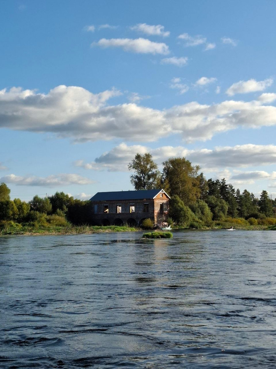 Сентябрь в этом году маскируется под июль, особенно в дневные часы. Идеально для коротких сплавов на сапбордах! Тем более если есть повод попасть по воде туда, куда не добраться по суше! Владимирские путешественники не только вдоволь насладились исконно русскими пейзажами, но и обнаружили на левом берегу Нерли затерянный в Суздальском ополье сельский театр.