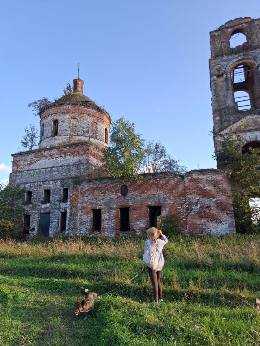 Сентябрь в этом году маскируется под июль, особенно в дневные часы. Идеально для коротких сплавов на сапбордах! Тем более если есть повод попасть по воде туда, куда не добраться по суше! Владимирские путешественники не только вдоволь насладились исконно русскими пейзажами, но и обнаружили на левом берегу Нерли затерянный в Суздальском ополье сельский театр.