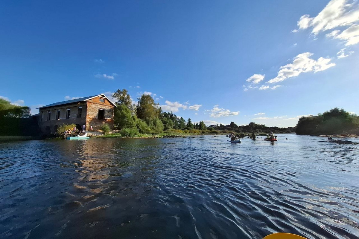 Сентябрь в этом году маскируется под июль, особенно в дневные часы. Идеально для коротких сплавов на сапбордах! Тем более если есть повод попасть по воде туда, куда не добраться по суше! Владимирские путешественники не только вдоволь насладились исконно русскими пейзажами, но и обнаружили на левом берегу Нерли затерянный в Суздальском ополье сельский театр.