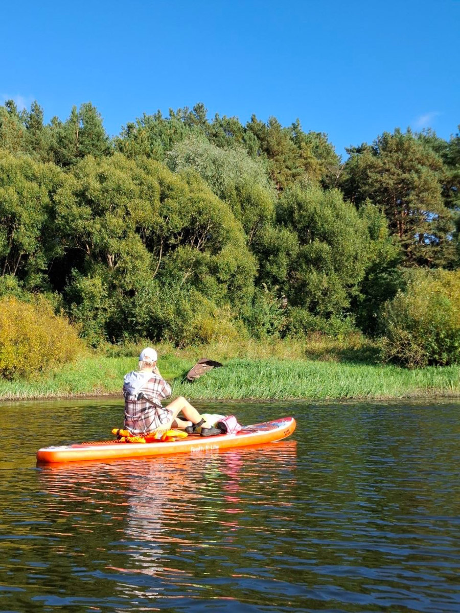 Сентябрь в этом году маскируется под июль, особенно в дневные часы. Идеально для коротких сплавов на сапбордах! Тем более если есть повод попасть по воде туда, куда не добраться по суше! Владимирские путешественники не только вдоволь насладились исконно русскими пейзажами, но и обнаружили на левом берегу Нерли затерянный в Суздальском ополье сельский театр.