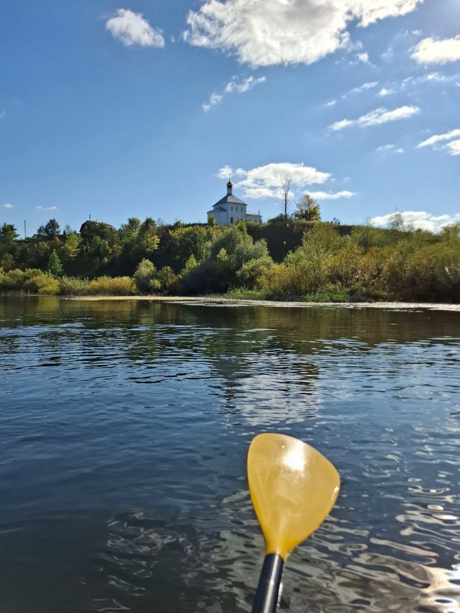 Сентябрь в этом году маскируется под июль, особенно в дневные часы. Идеально для коротких сплавов на сапбордах! Тем более если есть повод попасть по воде туда, куда не добраться по суше! Владимирские путешественники не только вдоволь насладились исконно русскими пейзажами, но и обнаружили на левом берегу Нерли затерянный в Суздальском ополье сельский театр.
