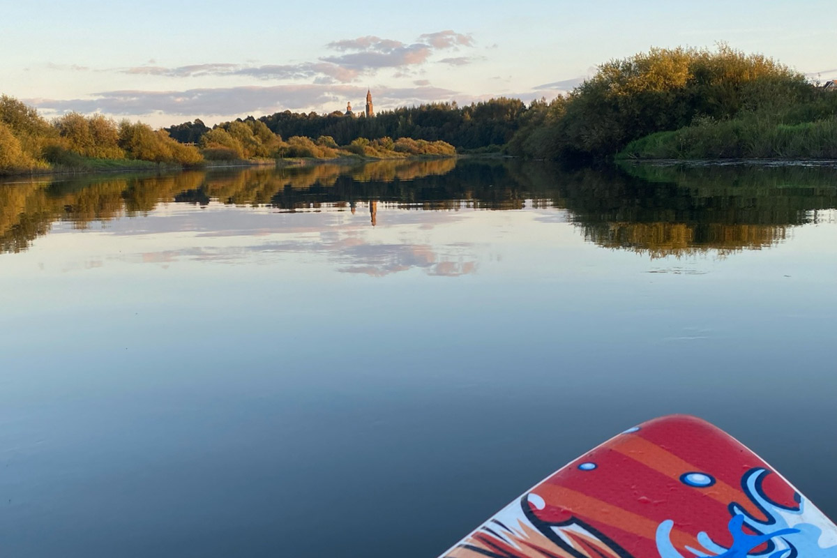 Сентябрь в этом году маскируется под июль, особенно в дневные часы. Идеально для коротких сплавов на сапбордах! Тем более если есть повод попасть по воде туда, куда не добраться по суше! Владимирские путешественники не только вдоволь насладились исконно русскими пейзажами, но и обнаружили на левом берегу Нерли затерянный в Суздальском ополье сельский театр.