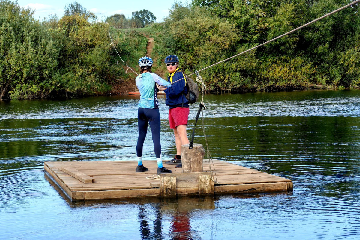 Сентябрь в этом году маскируется под июль, особенно в дневные часы. Идеально для коротких сплавов на сапбордах! Тем более если есть повод попасть по воде туда, куда не добраться по суше! Владимирские путешественники не только вдоволь насладились исконно русскими пейзажами, но и обнаружили на левом берегу Нерли затерянный в Суздальском ополье сельский театр.