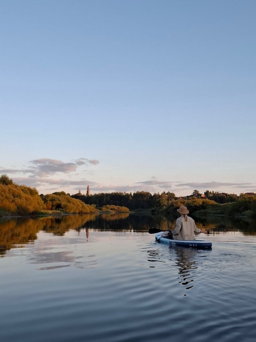 Сентябрь в этом году маскируется под июль, особенно в дневные часы. Идеально для коротких сплавов на сапбордах! Тем более если есть повод попасть по воде туда, куда не добраться по суше! Владимирские путешественники не только вдоволь насладились исконно русскими пейзажами, но и обнаружили на левом берегу Нерли затерянный в Суздальском ополье сельский театр.