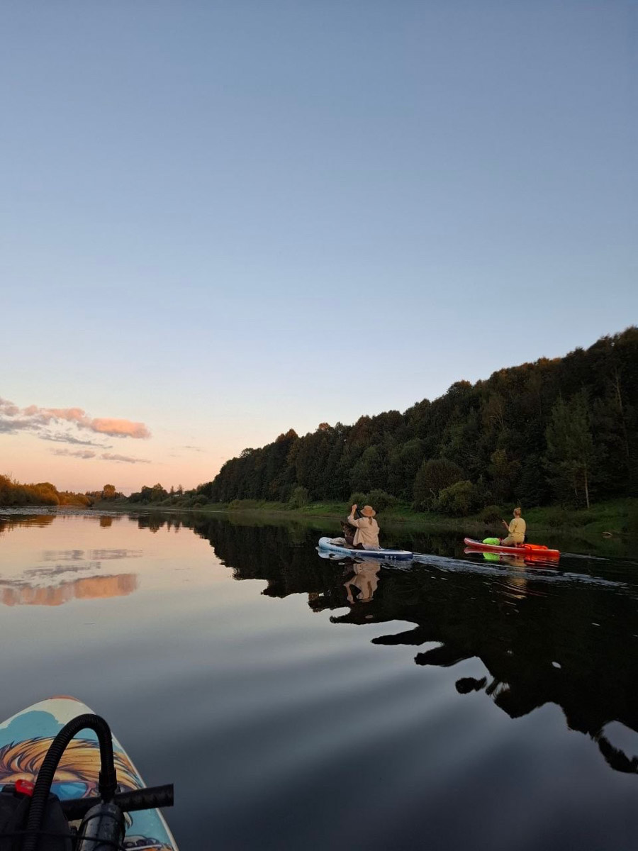 Сентябрь в этом году маскируется под июль, особенно в дневные часы. Идеально для коротких сплавов на сапбордах! Тем более если есть повод попасть по воде туда, куда не добраться по суше! Владимирские путешественники не только вдоволь насладились исконно русскими пейзажами, но и обнаружили на левом берегу Нерли затерянный в Суздальском ополье сельский театр.