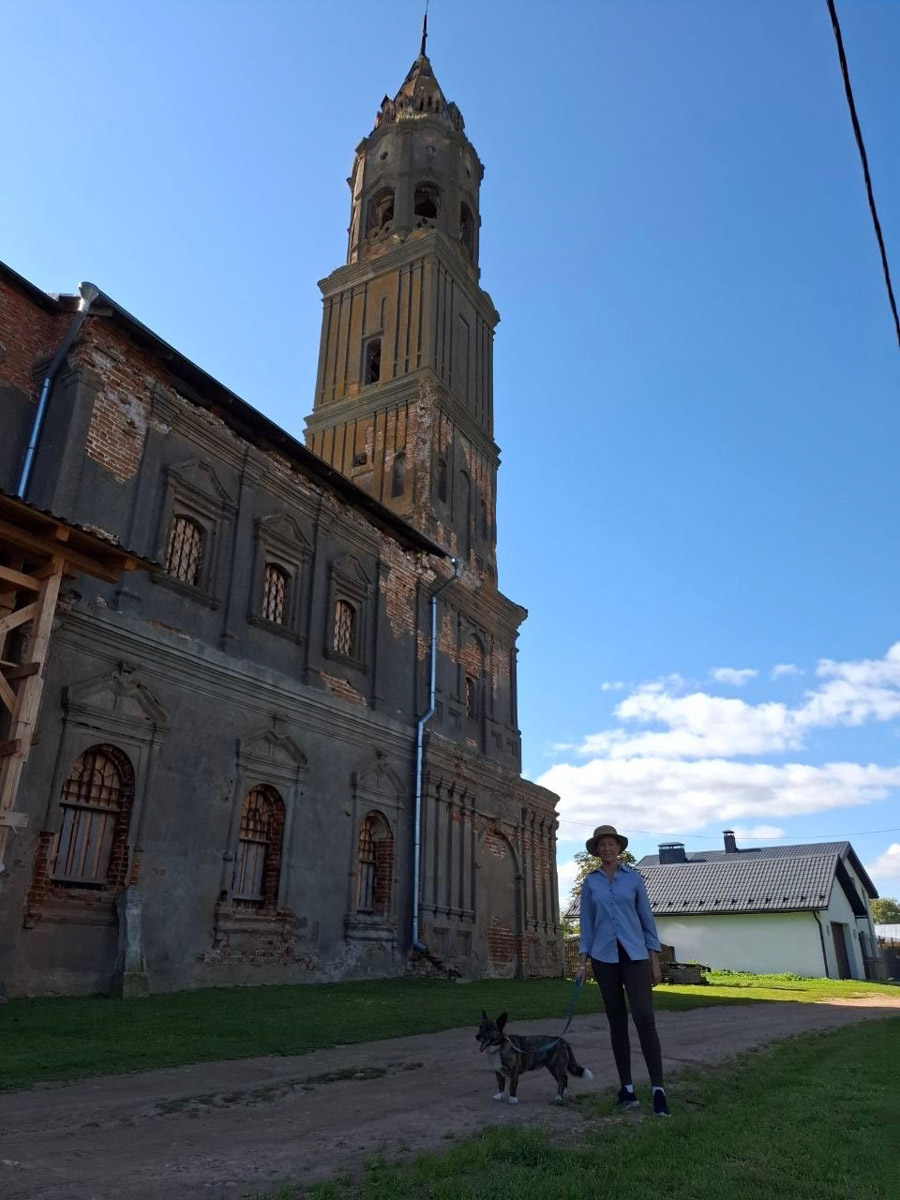 Сентябрь в этом году маскируется под июль, особенно в дневные часы. Идеально для коротких сплавов на сапбордах! Тем более если есть повод попасть по воде туда, куда не добраться по суше! Владимирские путешественники не только вдоволь насладились исконно русскими пейзажами, но и обнаружили на левом берегу Нерли затерянный в Суздальском ополье сельский театр.