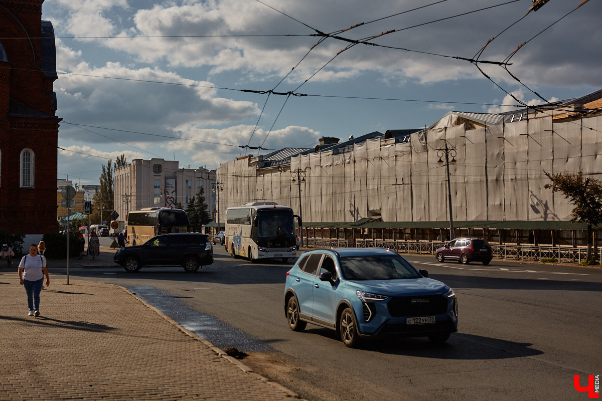 В то время как Золотые ворота начали освобождать от фасадной сетки, ряд других объектов в центре, наоборот, скрыли с глаз. Связано это с реставрационными работами на местах. Хотя на некоторых домах маскирующие баннеры продолжают висеть с незапамятных пор. «Ключ-Медиа» нашел строения, недавно спрятанные от взоров, а также те, что таятся под полотнами годами.