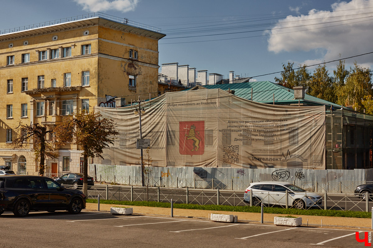 В то время как Золотые ворота начали освобождать от фасадной сетки, ряд других объектов в центре, наоборот, скрыли с глаз. Связано это с реставрационными работами на местах. Хотя на некоторых домах маскирующие баннеры продолжают висеть с незапамятных пор. «Ключ-Медиа» нашел строения, недавно спрятанные от взоров, а также те, что таятся под полотнами годами.