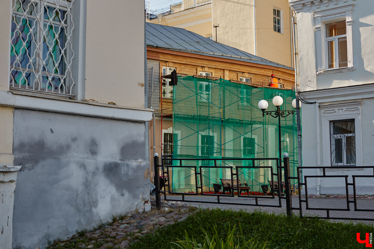 В то время как Золотые ворота начали освобождать от фасадной сетки, ряд других объектов в центре, наоборот, скрыли с глаз. Связано это с реставрационными работами на местах. Хотя на некоторых домах маскирующие баннеры продолжают висеть с незапамятных пор. «Ключ-Медиа» нашел строения, недавно спрятанные от взоров, а также те, что таятся под полотнами годами.