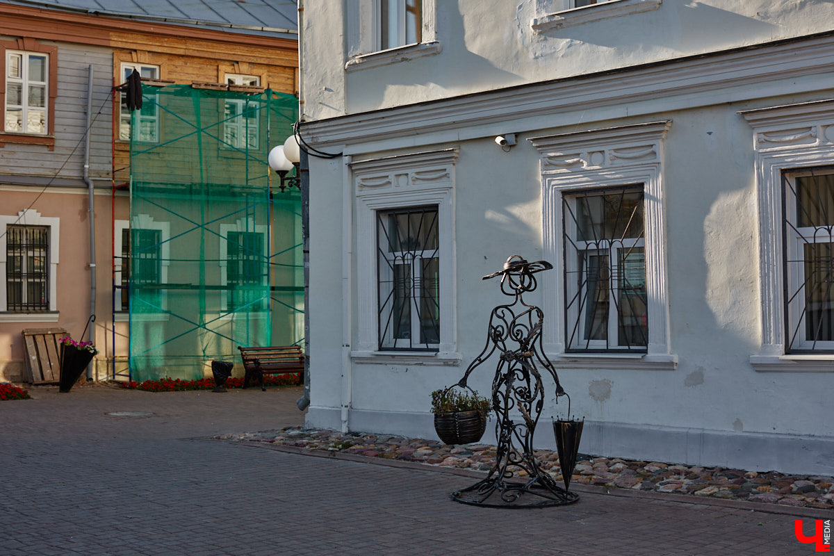 В то время как Золотые ворота начали освобождать от фасадной сетки, ряд других объектов в центре, наоборот, скрыли с глаз. Связано это с реставрационными работами на местах. Хотя на некоторых домах маскирующие баннеры продолжают висеть с незапамятных пор. «Ключ-Медиа» нашел строения, недавно спрятанные от взоров, а также те, что таятся под полотнами годами.