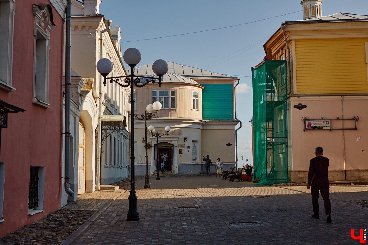 В то время как Золотые ворота начали освобождать от фасадной сетки, ряд других объектов в центре, наоборот, скрыли с глаз. Связано это с реставрационными работами на местах. Хотя на некоторых домах маскирующие баннеры продолжают висеть с незапамятных пор. «Ключ-Медиа» нашел строения, недавно спрятанные от взоров, а также те, что таятся под полотнами годами.