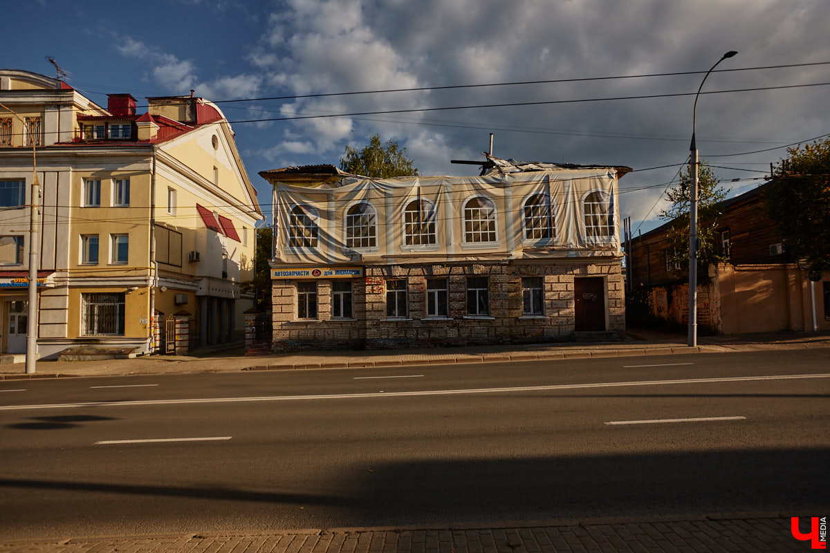 В то время как Золотые ворота начали освобождать от фасадной сетки, ряд других объектов в центре, наоборот, скрыли с глаз. Связано это с реставрационными работами на местах. Хотя на некоторых домах маскирующие баннеры продолжают висеть с незапамятных пор. «Ключ-Медиа» нашел строения, недавно спрятанные от взоров, а также те, что таятся под полотнами годами.