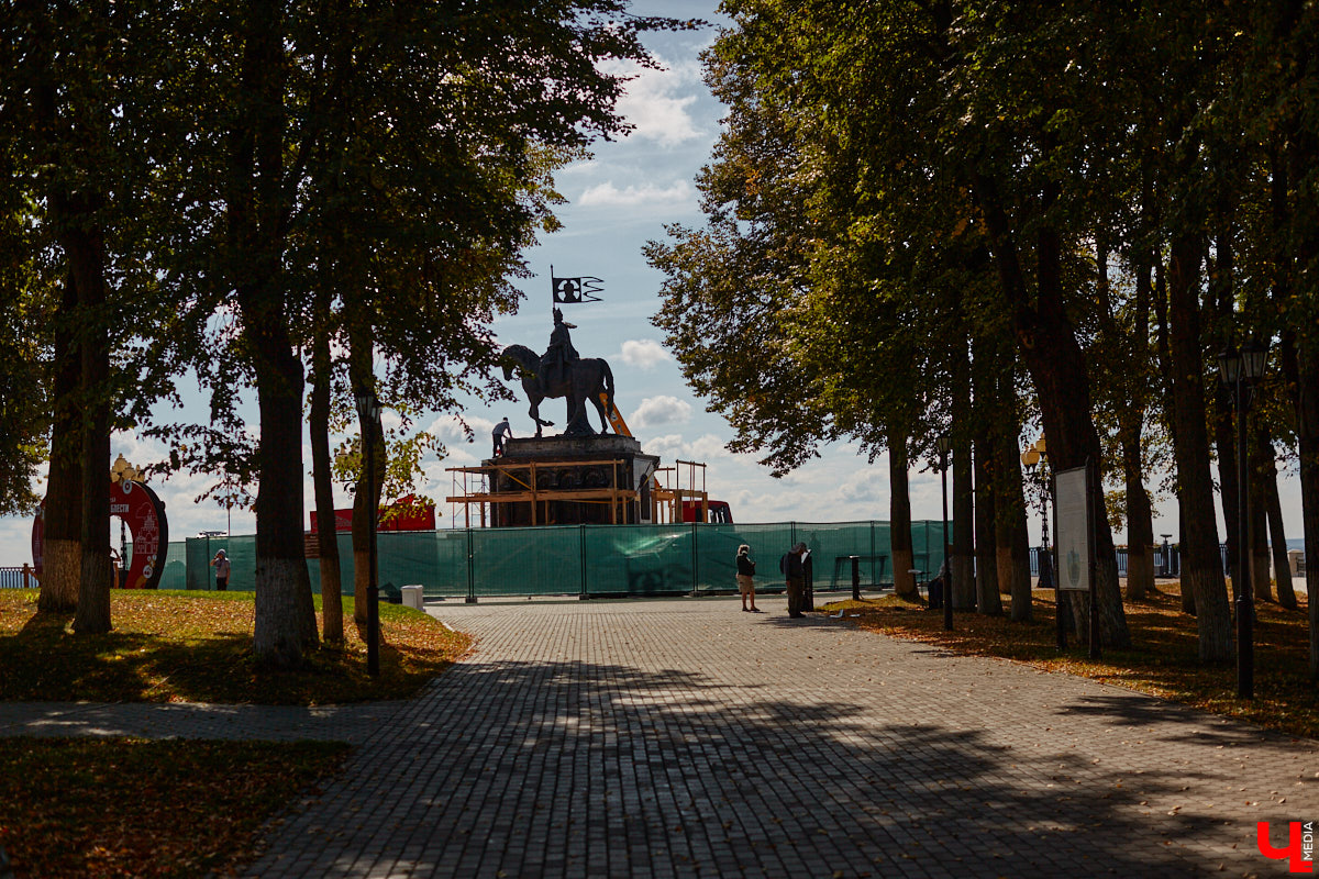 В то время как Золотые ворота начали освобождать от фасадной сетки, ряд других объектов в центре, наоборот, скрыли с глаз. Связано это с реставрационными работами на местах. Хотя на некоторых домах маскирующие баннеры продолжают висеть с незапамятных пор. «Ключ-Медиа» нашел строения, недавно спрятанные от взоров, а также те, что таятся под полотнами годами.