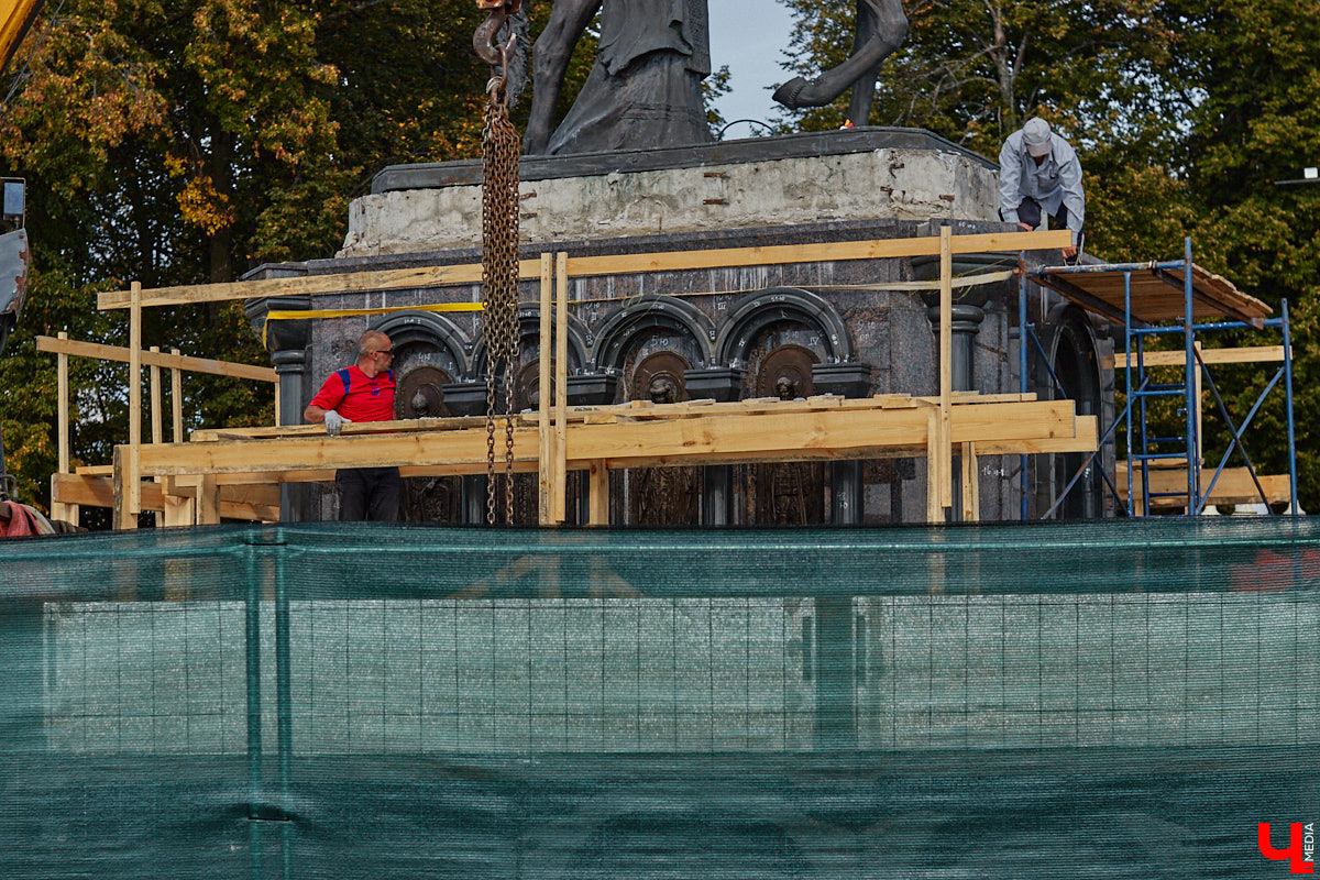 В то время как Золотые ворота начали освобождать от фасадной сетки, ряд других объектов в центре, наоборот, скрыли с глаз. Связано это с реставрационными работами на местах. Хотя на некоторых домах маскирующие баннеры продолжают висеть с незапамятных пор. «Ключ-Медиа» нашел строения, недавно спрятанные от взоров, а также те, что таятся под полотнами годами.