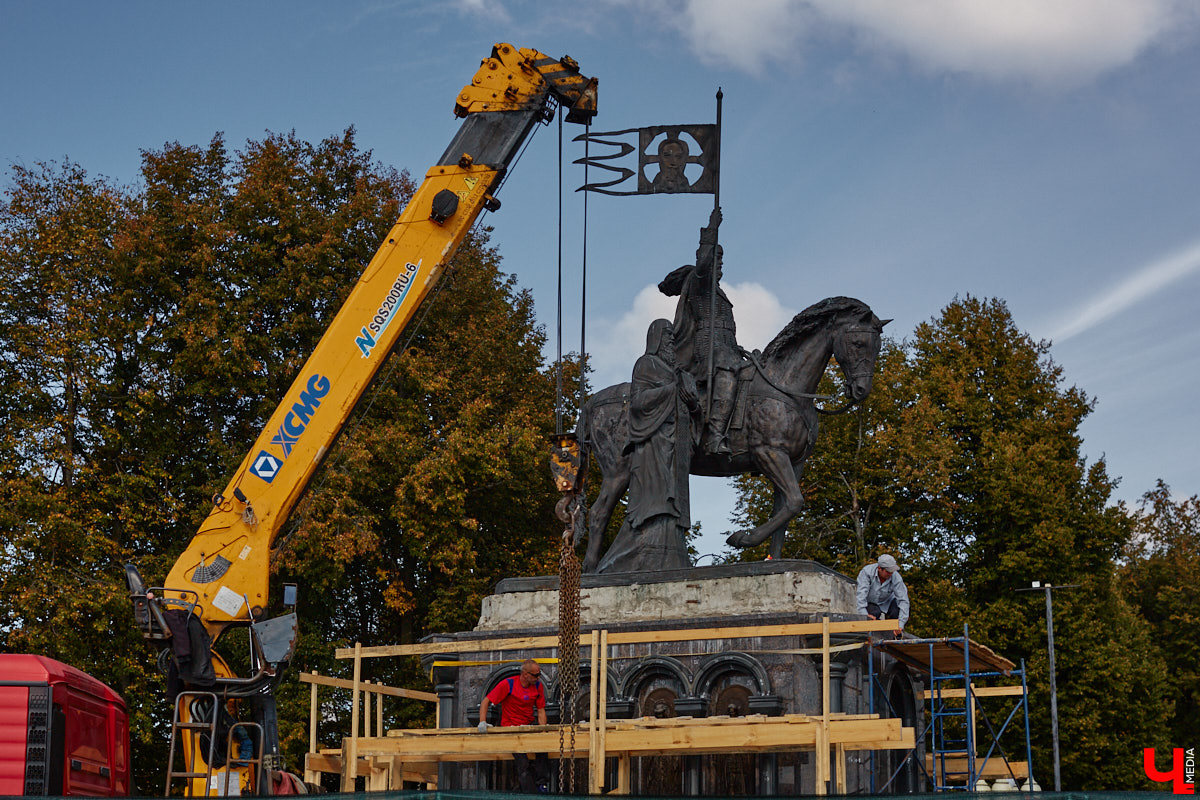 В то время как Золотые ворота начали освобождать от фасадной сетки, ряд других объектов в центре, наоборот, скрыли с глаз. Связано это с реставрационными работами на местах. Хотя на некоторых домах маскирующие баннеры продолжают висеть с незапамятных пор. «Ключ-Медиа» нашел строения, недавно спрятанные от взоров, а также те, что таятся под полотнами годами.