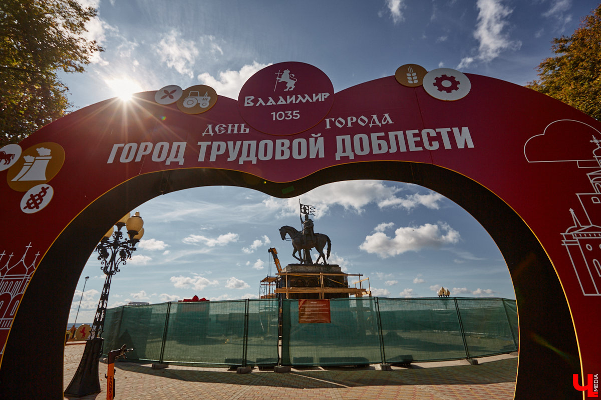 В то время как Золотые ворота начали освобождать от фасадной сетки, ряд других объектов в центре, наоборот, скрыли с глаз. Связано это с реставрационными работами на местах. Хотя на некоторых домах маскирующие баннеры продолжают висеть с незапамятных пор. «Ключ-Медиа» нашел строения, недавно спрятанные от взоров, а также те, что таятся под полотнами годами.