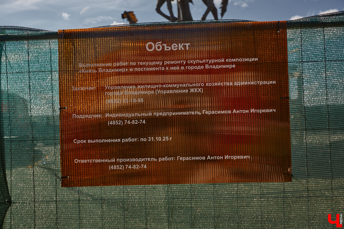 В то время как Золотые ворота начали освобождать от фасадной сетки, ряд других объектов в центре, наоборот, скрыли с глаз. Связано это с реставрационными работами на местах. Хотя на некоторых домах маскирующие баннеры продолжают висеть с незапамятных пор. «Ключ-Медиа» нашел строения, недавно спрятанные от взоров, а также те, что таятся под полотнами годами.