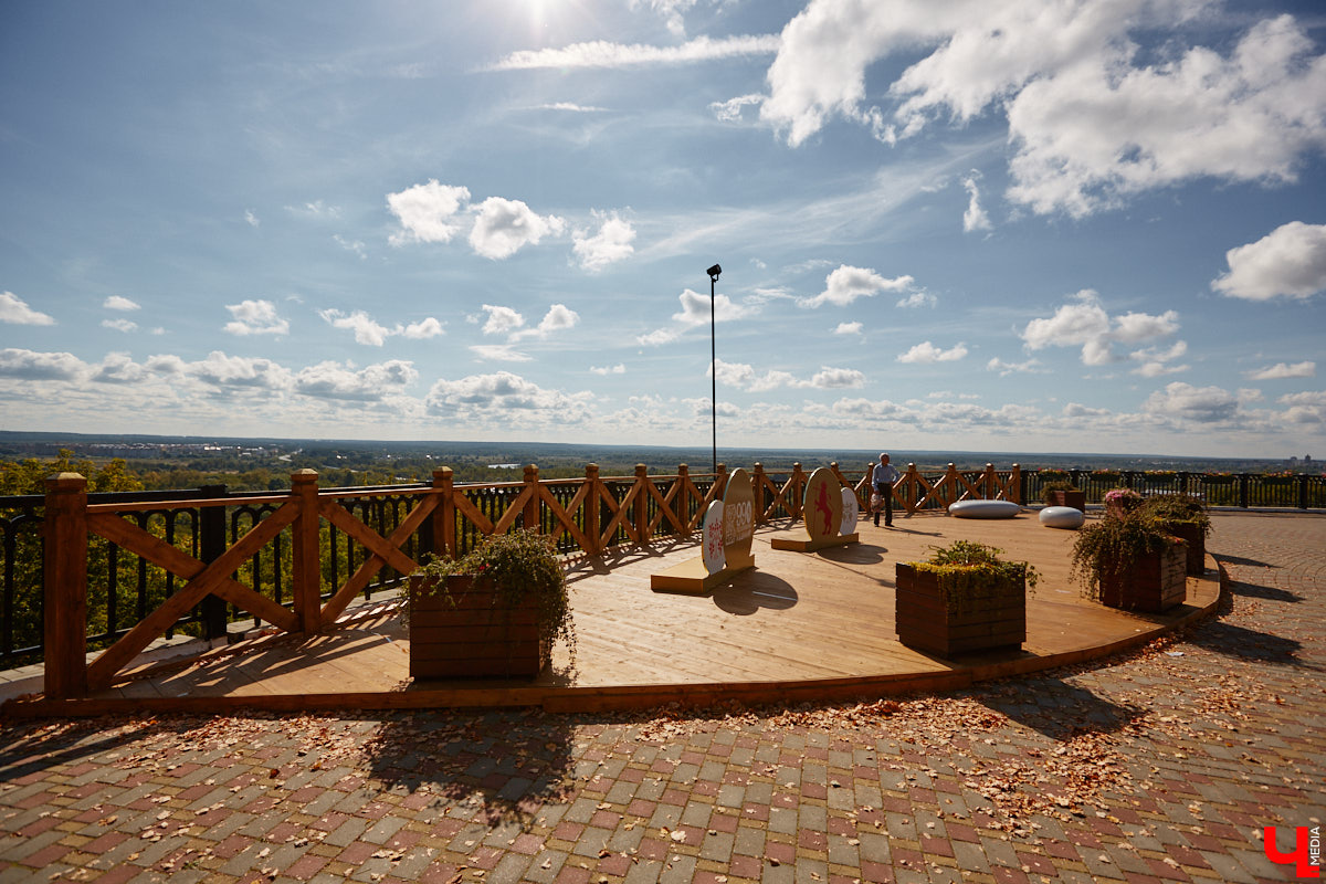 В то время как Золотые ворота начали освобождать от фасадной сетки, ряд других объектов в центре, наоборот, скрыли с глаз. Связано это с реставрационными работами на местах. Хотя на некоторых домах маскирующие баннеры продолжают висеть с незапамятных пор. «Ключ-Медиа» нашел строения, недавно спрятанные от взоров, а также те, что таятся под полотнами годами.