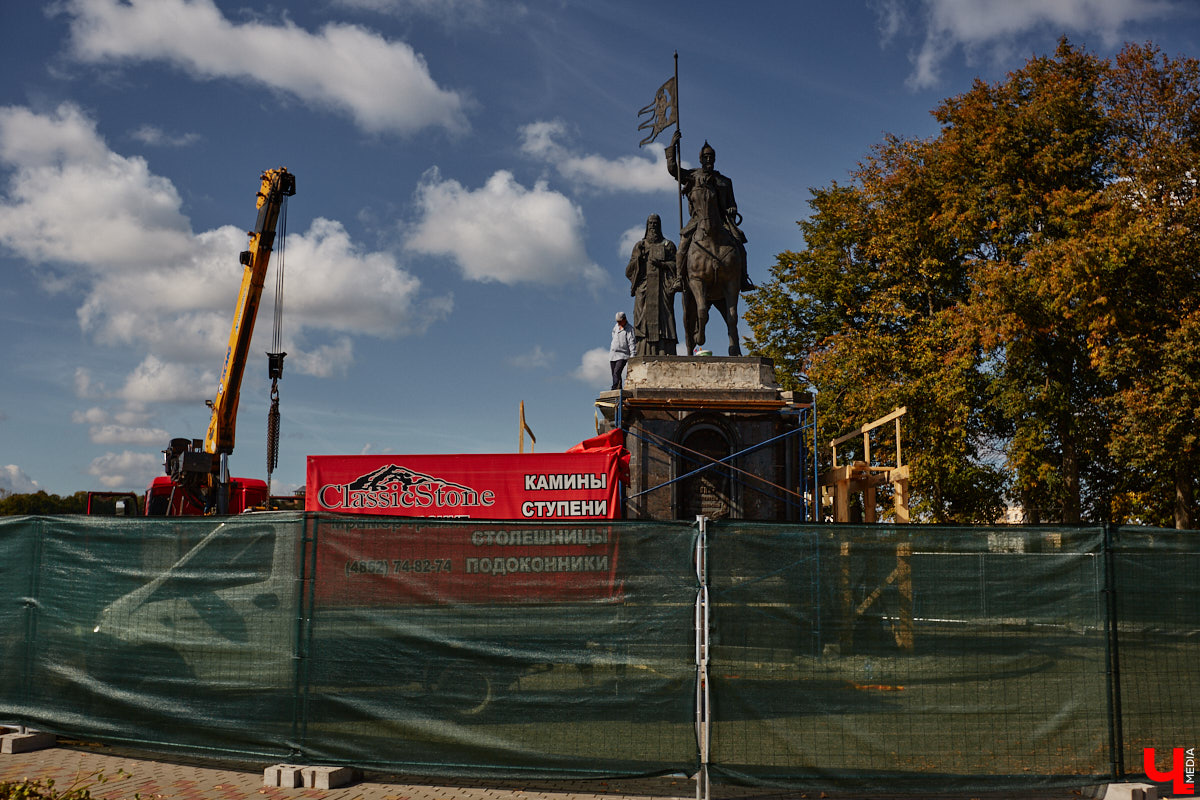 В то время как Золотые ворота начали освобождать от фасадной сетки, ряд других объектов в центре, наоборот, скрыли с глаз. Связано это с реставрационными работами на местах. Хотя на некоторых домах маскирующие баннеры продолжают висеть с незапамятных пор. «Ключ-Медиа» нашел строения, недавно спрятанные от взоров, а также те, что таятся под полотнами годами.