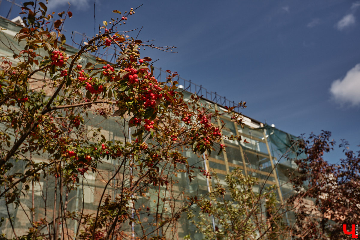 В то время как Золотые ворота начали освобождать от фасадной сетки, ряд других объектов в центре, наоборот, скрыли с глаз. Связано это с реставрационными работами на местах. Хотя на некоторых домах маскирующие баннеры продолжают висеть с незапамятных пор. «Ключ-Медиа» нашел строения, недавно спрятанные от взоров, а также те, что таятся под полотнами годами.
