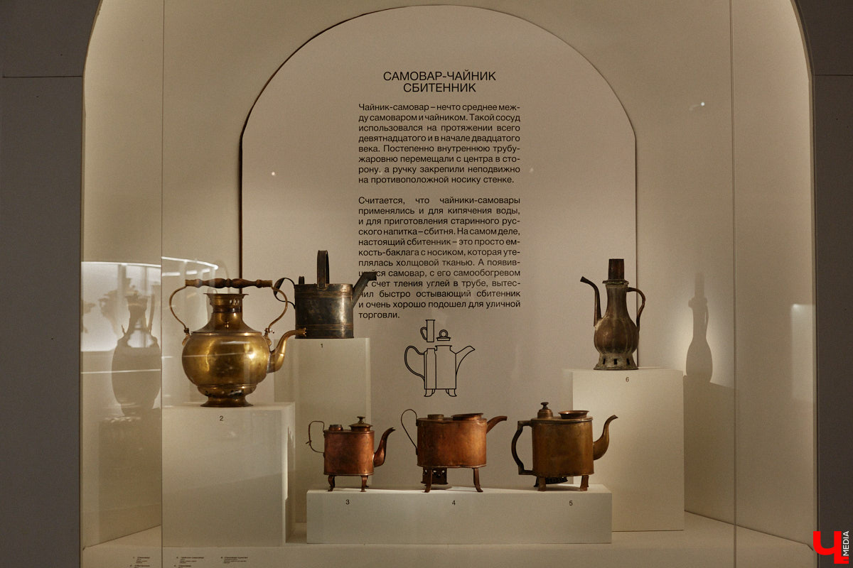 Более ста самоваров: от самых простых и привычных до настоящих произведений искусства. Узнать историю металлических приборов для кипячения воды можно в Суздале. На территории кремля работает выставка «Русская чайная машина». «Ключ-Медиа» прогулялся по экспозиции.