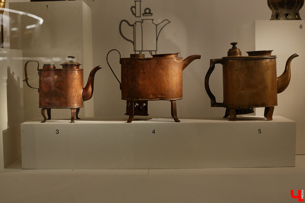 Более ста самоваров: от самых простых и привычных до настоящих произведений искусства. Узнать историю металлических приборов для кипячения воды можно в Суздале. На территории кремля работает выставка «Русская чайная машина». «Ключ-Медиа» прогулялся по экспозиции.