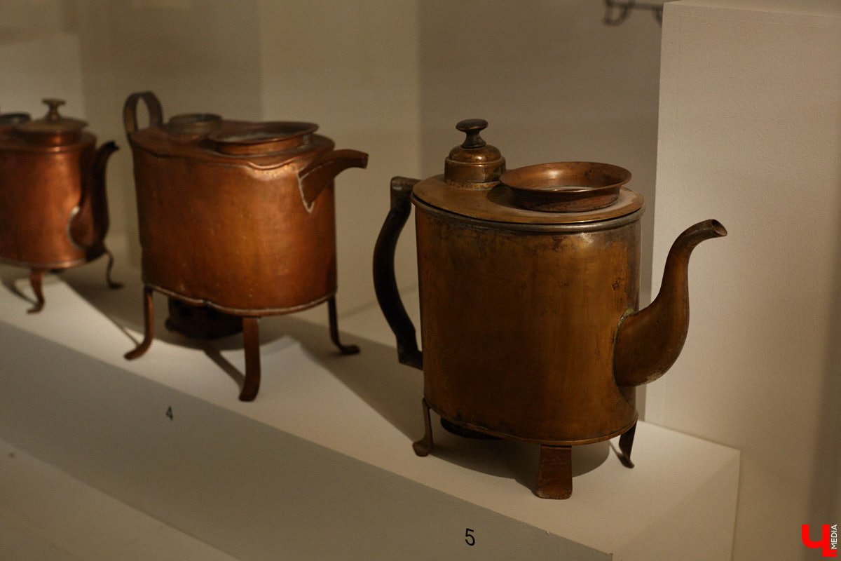 Более ста самоваров: от самых простых и привычных до настоящих произведений искусства. Узнать историю металлических приборов для кипячения воды можно в Суздале. На территории кремля работает выставка «Русская чайная машина». «Ключ-Медиа» прогулялся по экспозиции.