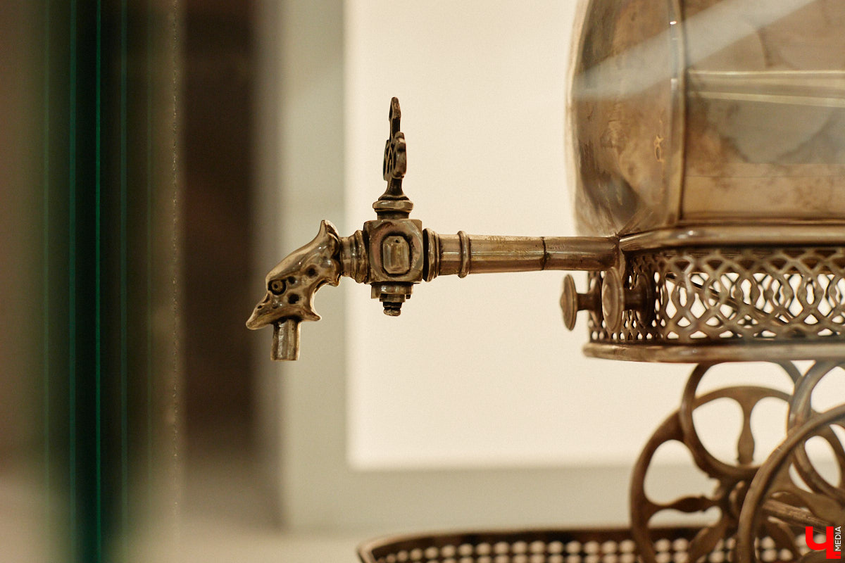 Более ста самоваров: от самых простых и привычных до настоящих произведений искусства. Узнать историю металлических приборов для кипячения воды можно в Суздале. На территории кремля работает выставка «Русская чайная машина». «Ключ-Медиа» прогулялся по экспозиции.